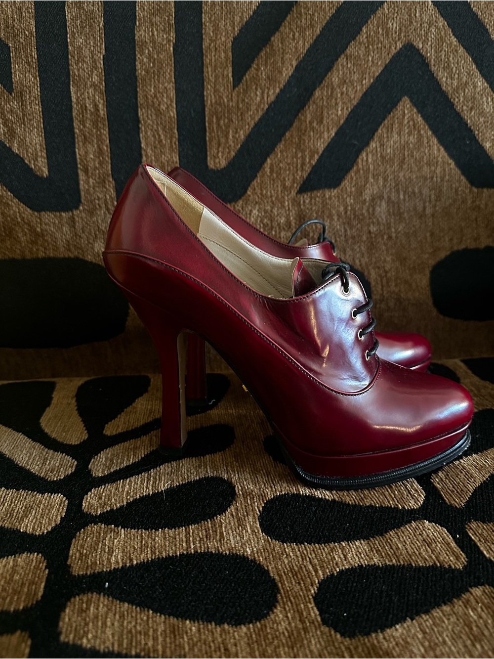 PRADA VINTAGE Burgundy Leather Oxford heels with Gold Logo - Picture 13 of 16